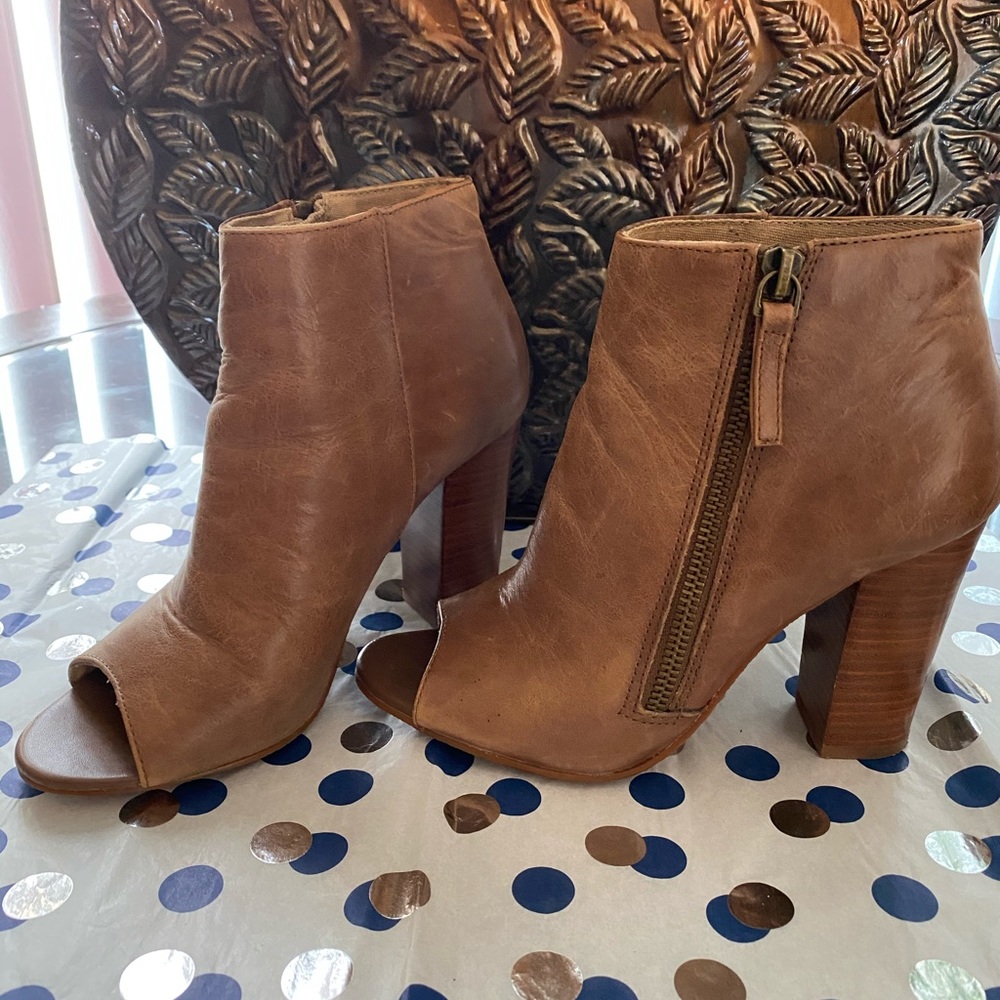 COPY - Levity Ankle Boots Size 6.5M Tan